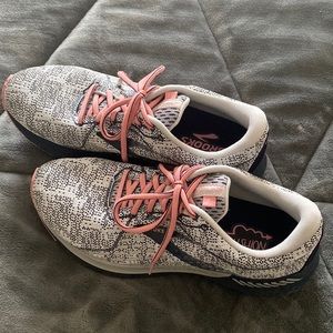 Brooks Adrenaline GTS 21. White/Peacoat/Coral